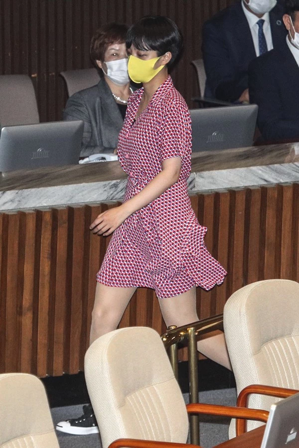 “류호정입니다. 제가 원피스 입고 국회 나간 이유 말씀드립니다”