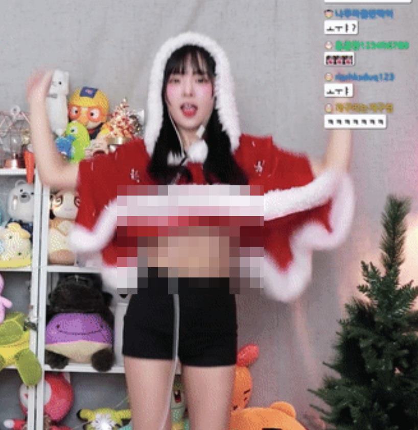 “욕설 성호까지…” 잼미, 크리스마스 방송 중 속옷 노출 논란 (영상)