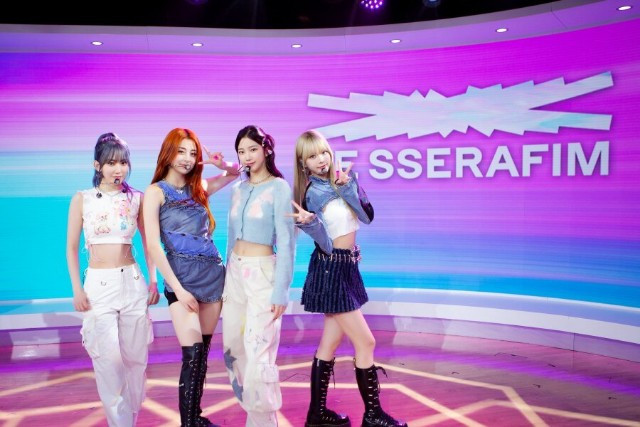 첫 미국 지상파 출연.. 르세라핌 단체샷