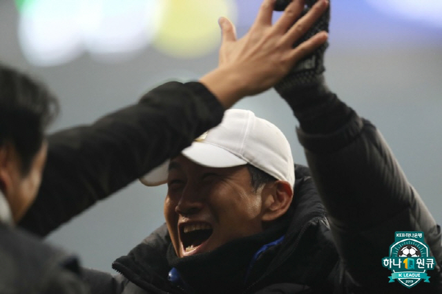 유상철 전 인천 감독, 췌장암 투병 끝에 사망, 향년 50세