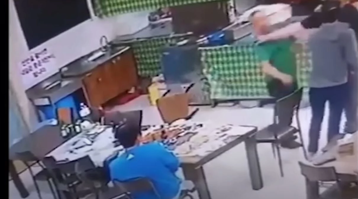 "안구적출까지…" 식당에서 끔찍한 폭행 당한 아버지 (영상)